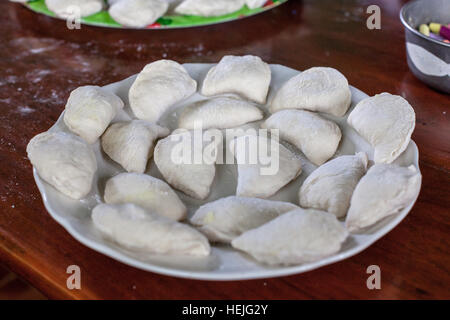 Piastra del non cotti in casa gli gnocchi di patate, vareniki russo Foto Stock
