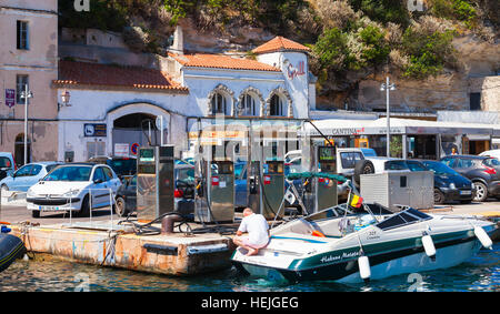 Bonifacio, Francia - luglio 2, 2015: Motoscafo con uomo ordinario sul gas barca station. Marina di Bonifacio, piccola località porto della città della Corsica in su Foto Stock