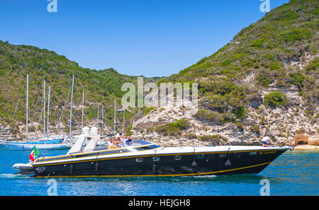Bonifacio, Francia - luglio 2, 2015: lusso imbarcazione da diporto con i normali turisti entra nel porto di Bonifacio, piccola località porto della città di Corsica Foto Stock