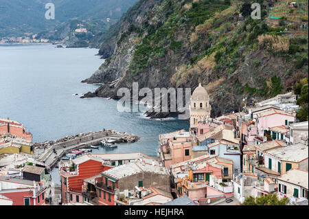 Vista dall'alto colle su Vernazza case e l azzurro del mare, il Parco Nazionale delle Cinque Terre, Liguria, Italia Foto Stock