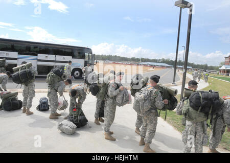 Ordnance avanzati di formazione dei singoli soldati sbarcare gli autobus che sono arrivati a Fort Lee da Aberdeen Proving Ground, Md. sul Sett. 23. Essi sono parte della prima ondata di proiettili di artiglieria AIT soldati che inizia a muoversi dalla Ordnance manutenzione meccanica la scuola a Aberdeen a Fort Lee, la nuova sede della scuola di artiglieria. Quando la scuola del delocalizzazioni è completa nel 2011, sarà il treno migliaia di AIT studenti ogni anno. US Army 51625 ultima fermata, Fort Lee Foto Stock