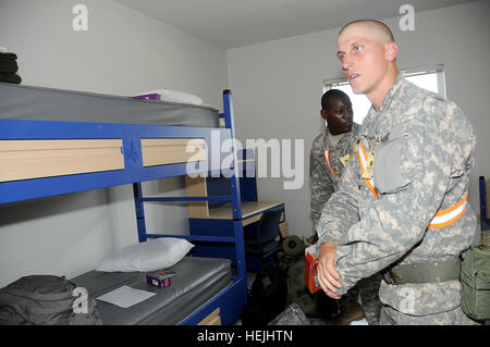 Pvt. Akeim Scarborough e SPC. Owen Scott spostare nella loro nuova camera presso la Scuola di Artiglieria caserma sett. 23. Essi sono stati due dei più di 500 avanzati di formazione dei singoli soldati che sono arrivati a Fort Lee dall'artiglieria manutenzione meccanica la scuola a Aberdeen Proving Ground, Md. la mossa è parte del 2005 il riallineamento di base e piano di chiusura che ha trasferito l'Ordnance meccanica Scuola di manutenzione da Aberdeen a Fort Lee. Quando la scuola del delocalizzazioni è completa nel 2011, sarà il treno migliaia di AIT studenti ogni anno. US Army 51626 Nuova Casa per militari inesplosi Foto Stock