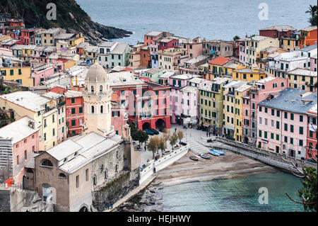 Vista dall'alto colle su Vernazza case e l azzurro del mare, il Parco Nazionale delle Cinque Terre, Liguria, Italia Foto Stock