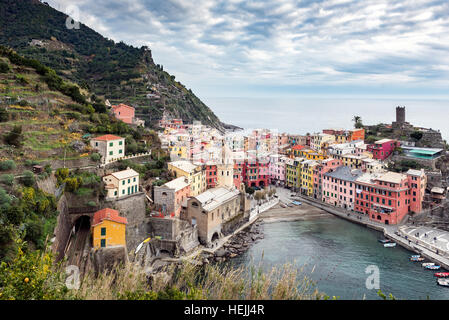 Vista dall'alto colle su Vernazza case e l azzurro del mare, il Parco Nazionale delle Cinque Terre, Liguria, Italia Foto Stock