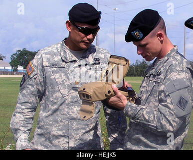 Il Mag. Evan Ting, Comandante della 565i distacchi ingegnere tecnico in avanti Il Team di supporto - avanzate e Staff Sgt. Robert W. si abbassa, quality assurance rappresentante con gli Stati Uniti Esercito di ingegneri lontano del quartiere est valutare un sito in considerazione per un campo base utilizzando il protocollo IKE/Geospatial Assessment Tool per la progettazione di apparecchiature Reachback. Team praticato il camp processo di sviluppo durante un campo annuale di forza di esercizio di ingegneria presso la disponibilità del Centro di supporto, mobile, al. da sett. 15-23. US Army 51838 Field Force Engineering ai membri del team di dati di input nel Ike-GATER Foto Stock