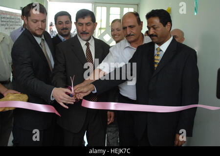 Membri del Wasit Provincial Reconstruction Team (PRT) tagliato il nastro il triidrato di alluminio l'apertura di un college di ingegneria in Kut, Iraq, 1 ottobre, 2009. Le strutture sono state realizzate con l'aiuto del PRT Wasit e l'Esercito di ingegneri. (U.S. Foto dell'esercito da Staff Sgt. Brien Vorhees/Non rilasciato) US Army 52336 soldati e civili costruire capacità civile Foto Stock