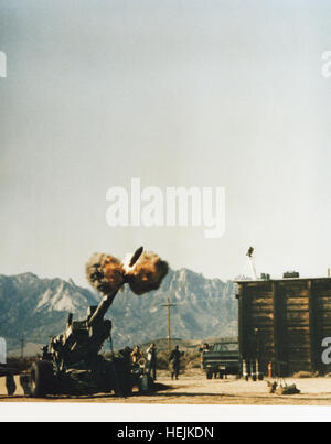 Un M712 Copperhead cannon-lanciato laser-proietto guidato è sparato da una modificata 155 mm M198 obice. M712 Copperhead è sparato Foto Stock