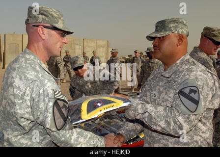 US Army 52422 CAMP Taji, Iraq - Lt. Col. Eric Schwegler (sinistra), di Ozark, Ala., comandante del primo battaglione, ottantaduesima campo reggimento di artiglieria, 1° Brigata Team di combattimento, 1° Divisione di cavalleria, presenta PFC. Craig Flor Foto Stock