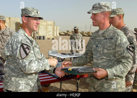 US Army 52423 CAMP TAJI, Iraq - Lt. Col. Eric Schwegler (sinistra), di Ozark, Ala, presenta un 'Ironhorse' Brigata jersey a Sgt. James Brown di Binghampton, N.Y. Schwegler è comandante del primo battaglione, ottantaduesima Fiel Foto Stock