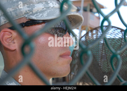 GUANTANAMO Bay a Cuba - Esercito Spc. Kevinn'tARDI, un poliziotto militare con la Joint Task Force Guantanamo 480th della Polizia Militare Company, sta di guardia a sally porta di un campo di detenzione, 6 ott. 2009. Il 480th MP Company, parte della 525th Polizia Militare battaglione, fornisce la sicurezza nei campi. JTF Guantanamo conduce al sicuro, umano, legale e trasparente di cura e custodia dei detenuti, compresi quelli condannati dalla commissione militare e quelli ordinati rilasciato da un tribunale. La JTF conduce la raccolta di intelligence, analisi e diffusione per la tutela dei detenuti e il personale che lavora Foto Stock