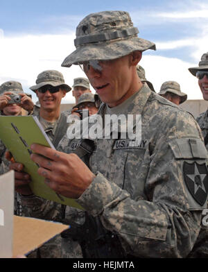 Spc. Michael Gallagher, un comandante del veicolo dalla società A, 2° Battaglione, XXIII Reggimento di Fanteria, quarto Stryker Brigade Combat Team, seconda divisione di fanteria da Fort Lewis, nello Stato di Washington, legge una lettera da Jeep informandolo che egli è il destinatario di un 2008 Jeep Liberty in avanti su una base operativa Warhorse, Iraq, gen. 22. Funzionamento gratitudine diede la Jeep Gallagher a simboleggiare la 300. 000 esimo pacchetto che è stato inviato a truppe in Iraq in Afghanistan. Funzionamento gratitudine dà Jeep per il soldato in Iraq 74007 Foto Stock