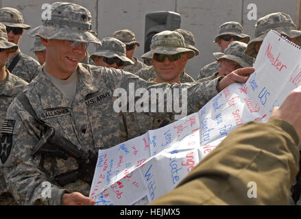 Spc. Michael Gallagher un comandante del veicolo dalla società A, 2° Battaglione, XXIII Reggimento di Fanteria, quarto Stryker Brigade Combat Team, seconda divisione di fanteria da Fort Lewis, nello Stato di Washington, legge una lettera scritta da lui di una seconda classe di qualità durante una presentazione dal funzionamento gratitudine a inoltrare una base operativa Warhorse, Iraq, 22 gen. Gallagher ha ricevuto un 2008 Jeep Liberty dal funzionamento di gratitudine, che simboleggiano il loro 300. 000 esimo pacchetto inviato alle truppe in Iraq e in Afghanistan. Funzionamento gratitudine dà Jeep per il soldato in Iraq 74009 Foto Stock