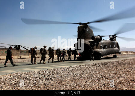 Stati Uniti I soldati dell esercito, assegnato alla società Alfa, BSTB, 3/10 Montagna divisione a bordo di un CH-47 Chinook in avanti su una base operativa gambo, Afghanistan, Ottobre 12, 2009. Polizia nazionale afgana, le truppe degli Stati Uniti patrol provincia di Logar 214380 Foto Stock