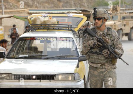 Sgt. Aaron Agnello di Dallas, Texas cautamente passa un veicolo durante una pattuglia smontati in Nangalam, Afghanistan, 18 ottobre. Sgt. Agnello è un membro di una società, 2° Battaglione, dodicesimo Reggimento di Fanteria, quarta brigata Team di combattimento, 4a divisione di fanteria da Fort Carson, Soldati Colo. incontrare con la gente del luogo al di fuori di benedizione FOB 215799 Foto Stock