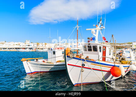 Tipico greco barche da pesca di ancoraggio nel porto di Naoussa, isola di Paros, Grecia Foto Stock