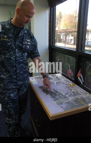 GUANTANAMO Bay a Cuba - Navy Capt. Steven Blaisdell, comandante della U.S. Stazione navale di Guantánamo Bay, sottolinea i punti di riferimento di installazione, come pure la linea della recinzione che divide la stazione navale dalla terraferma a Cuba. La stazione navale è stato a nell'angolo sud-est di Cuba dal 1903 e attualmente alloggia e supporta la Joint Task Force Guantanamo. JTF Guantanamo conduce al sicuro, umano, legale e trasparente di cura e custodia dei detenuti, compresi quelli condannati dalla commissione militare e quelli ordinati rilasciato da un tribunale. La JTF conduce la raccolta di intelligence, analisi e diffusione per Foto Stock