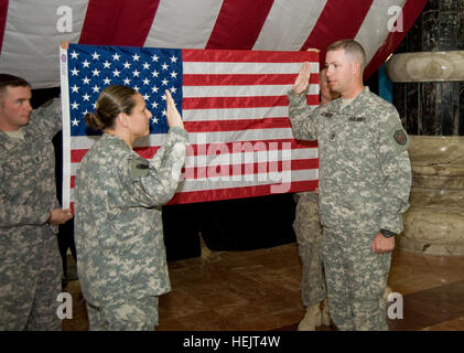 Sgt. 1. Classe Darrell Sammons (destro) viene somministrato il giuramento di arruolamento da sua moglie, Chief Warrant Officer 2 Laurimar Sammons, nov. 25 Nella rotunda del Camp la vittoria al Faw Palace di Baghdad. Sammons ha servito come la sicurezza personale dettaglio noncommissioned officer in carica per multinazionali comando Force-Iraq Sgt. Il Mag. Lawrence Wilson e si uniranno a Sgt. Il Mag. dell'esercito Kenneth O. Preston squadra nei primi mesi del 2010. Flickr - STATI UNITI Esercito - Anno di NCO, "Si tratta di prendersi cura dei soldati' Foto Stock