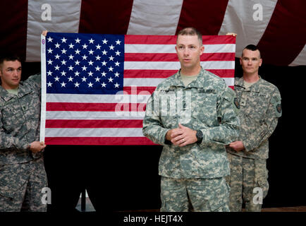 Sgt. 1. Classe Darrell Sammons parla con i suoi soldati e leader dopo il suo ri-arruolamento cerimonia, nov. 25, a Camp la vittoria al Faw Palace di Baghdad. Sammons ri-arruolato a tempo indeterminato e si uniranno a Sgt. Il Mag. dell'esercito Kenneth O. Preston squadra nei primi mesi del 2010. Anno di NCO, 227445 Foto Stock