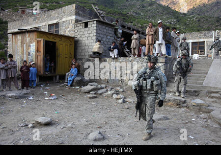 Stati Uniti I soldati assegnati per la lotta contro la società, 1° Battaglione, XXXII Reggimento di Fanteria, 3° Brigata Team di combattimento, decimo Montagna divisione partono da una scuola nel villaggio di Lachey, Kunar provincia, Afghanistan, dopo un tasto innesto leader 7 dicembre, 2009. (U.S. Esercito foto di Sgt. Teddy Wade/RILASCIATO) U.S. I soldati assegnati per la lotta contro la società, 1° Battaglione, XXXII Reggimento di Fanteria, 3° Brigata Team di combattimento, decimo Montagna divisione partono da una scuola nel villaggio di Lachey, Kunar provincia, Afghanistan, dopo una chiave 091207-A-AO884-298 Foto Stock