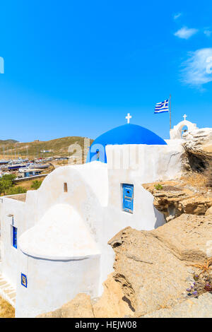 Bianco tradizionale chiesa greca nella baia di Monastiri sull isola di Paros, Grecia Foto Stock