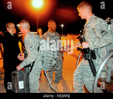 Il sig. Ben Bernanke, il presidente della Federal Reserve e il Mag. Gen. Dana J. H. Pittard, Fort Bliss comandante generale saluta i soldati dalla quarta brigata, 1° Divisione Corazzate tornando dalla distribuzione all'Iraq. Il presidente della Riserva Federale visite Fort Bliss per accogliere i soldati dall'Iraq 111110-A-TG291-004 Foto Stock