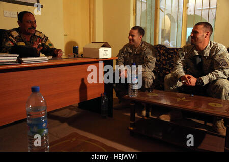 Soldati statunitensi assegnati alla compagnia Charlie, 1st Battalion, 504th Parachute Infantry Regiment, 1st Brigade Combat Team, 82nd Airborne Division, conducono operazioni di confine con soldati dell'esercito iracheno al confine Iraq-Siria per migliorare la sicurezza e la cooperazione. Foto Stock