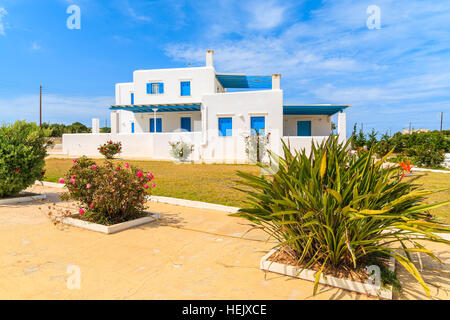 Tipico Greco bianco villa nel villaggio Ampelas sull isola di Paros, Grecia Foto Stock