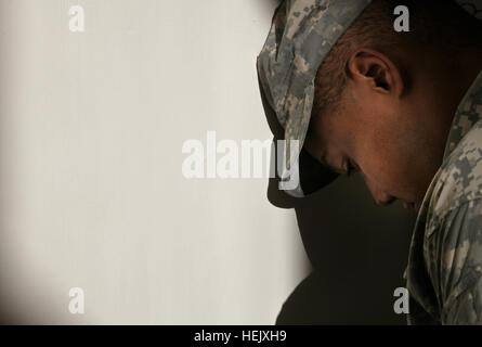 Stati Uniti Army Sgt. Mark Williams, 29, assegnato al 410 Polizia Militare Company, fuori di Fort Hood in Texas, si erge contro una parete durante il gioco di ruolo di un presunto criminale durante una scena del crimine lo scenario di addestramento con la polizia nazionale afgana officer presso la stazione di polizia nel quartiere Shutol del Panjshir Provincia, Afghanistan, gennaio 6. Williams è un nativo di Perris, California Polizia nazionale afgana 237817 di formazione Foto Stock