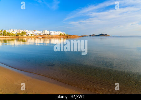 Una vista della spiaggia di Naoussa Village presso l'orario di alba, isola di Paros, Cicladi Grecia Foto Stock