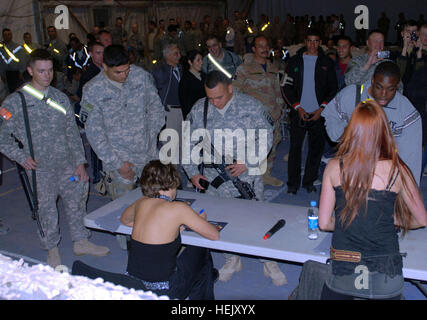Il personale militare di più nazioni si schiera al Bagram Air Field per ricevere autografi da attori della WWE in visita come parte di eventi ricreativi e morali. Foto Stock