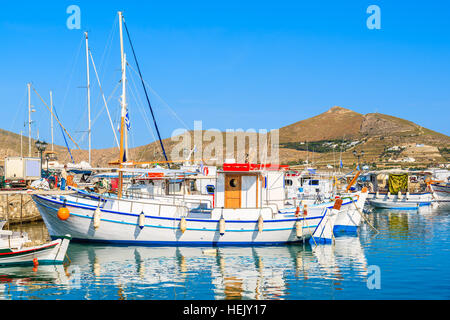 Barche da pesca di ancoraggio nel porto di Naoussa, isola di Paros, Grecia Foto Stock