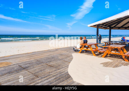 Turisti che si siedono in un ristorante sulla spiaggia nel villaggio di Bialogora, Mar Baltico, Polonia Foto Stock