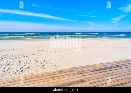 Ponte di legno sulla spiaggia di sabbia in Bialogora, Mar Baltico, Polonia Foto Stock