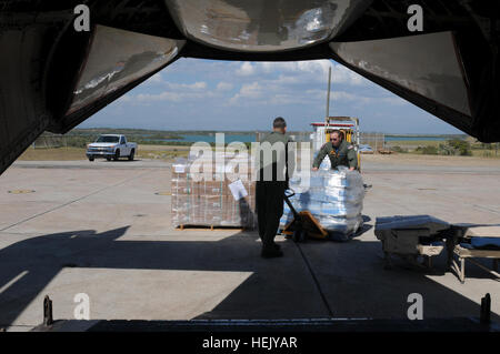 I membri del servizio di acqua di carico e fornisce su un aereo a U.S. Stazione navale di Guantánamo Bay in rotta verso Haiti, Gennaio 26, 2010. Stati Uniti Stazione navale di Guantánamo Bay è di servire come un hub logistico per i materiali di consumo e di personale in transito ad Haiti a sostegno del funzionamento risposta unitaria. Funzionamento risposta unificata 244934 Foto Stock