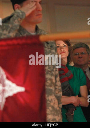 Tiffany Smiley trattiene il suo figlio più giovane durante la visione di un suo marito Capt. Scott M Smiley salutate i colori durante gli Stati Uniti Esercito guerriero unità di transizione a West Point cambiamento di cerimonia di comando Feb 1. Sorriso, il 2008 destinatario del miglior atleta outdoor ESPY, è il primo funzionario cieco e seconda guerriero ferito a tenere una posizione di comando nell'esercito. (U.S. Foto dell'esercito da Tommy Gilligan) Flickr - STATI UNITI Esercito - Esercito orgoglioso coniuge Foto Stock