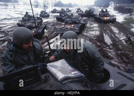 Equipaggio di un M60A3 carro armato principale di discutere i risultati di una formazione sul campo esercizio durante il Custode centrale, una fase di esercizio REFORGER '85. Altri carri armati M60A3 della società B, 2° Battaglione, xxxiii Armor, sono in background. M60A3 carro armato principale di discutere i risultati di una formazione sul campo REFORGER 85 DF-ST-85-13236 Foto Stock