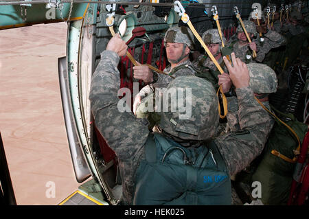 Col. Mark R. balbettare, comandante di brigata 1a, 82a Airborne Division (Consigliare e assistere la brigata), mani fuori il suo universale linea statica come egli si sposta al paracadute da un velivolo C-130 del 12 febbraio 2010, presso l'Al Asad Airbase, Iraq. Aggiornamento del airborne proficiency del suo paracadutisti è il primo passo verso l'obiettivo combinato dell'U.S. - Airborne iracheno esercizi di addestramento in seguito il governo iracheno elezioni nazionali ai primi di marzo. (U.S. Esercito foto di Spc. Michael J. MacLeod, 1/82 AAB, USD-C) Flickr - STATI UNITI Esercito - Universal linee statiche Foto Stock