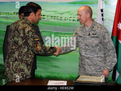 Aviosuperficie di Bagram, Afghanistan - STATI UNITI Air Force Col. Joseph P. Chozinski, Task Force Med-East commander, presenta l esercito nazionale afgano Il Mag. Il dottor Abdul Hachim con una Task Force Med moneta alla cerimonia di premiazione che si terrà a laureati del trauma afgano programma Mentor a SSG Heath N. Craig Teatro comune ospedale, Bagram Airfield, Afghanistan, Feb. 13. Il trauma afgano Mentor è un programma di due settimane di corso che consente le forze della coalizione hanno i professionisti medici per insegnare l esercito nazionale afgano, la polizia civile e professionisti del settore medico per il trattamento di pazienti con trauma lesioni. (Foto di U.S. Army Spc. Charles J. Thompson, Foto Stock