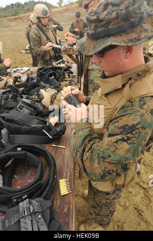 GUANTANAMO Bay a Cuba - Marine Corps Lance Cpl. Contrassegnare T. Pearce carichi tornate nella sua rivista in preparazione per immettere la linea di cottura a gamma Grenadillo, Feb 17, 2009. La società di Marines protegge il bordo intorno alla stazione navale e supporta le missioni di sicurezza con Joint Task Force Guantanamo. JTF Guantanamo conduce al sicuro, umano, legale e trasparente di cura e custodia dei detenuti, compresi quelli condannati dalla commissione militare e quelli ordinati rilasciato da un tribunale. La JTF conduce la raccolta di intelligence, analisi e diffusione per la tutela dei detenuti e di personale worki Foto Stock