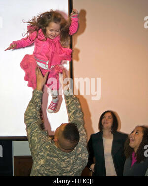 Sgt. Drew Kirts mantiene la sua figlia alta dopo la riunificazione con lei per la prima volta dopo il ritorno a casa da una yearlong deployment in Iraq al Camp Atterbury manovra comune centro di formazione in central Indiana, Feb. 27. Kirts è parte del novantesimo supporto brigata, un esercito di unità di riserva con sede fuori di Little Rock, Ark. Defense.gov photo essay 100227-A-3843C-025 Foto Stock