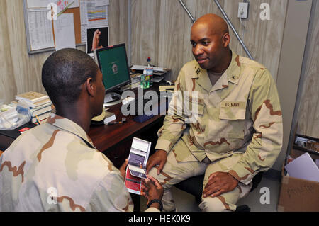 Navy Lt. Anthony Carr, Marine Expeditionary battaglione di guardia cappellano, ascolta Petty Officer di terza classe Montavious Jackson, personale specialistico, nel Camp Delta, 1 marzo. Il NEGB fornisce una parte della forza di protezione all'interno della Task Force congiunta di Guantanamo strutture di detenzione. JTF Cappellani, qui per elementi di servizio 268296 Foto Stock