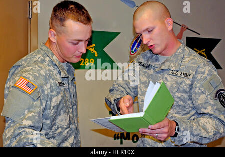 Sgt. Zachery Yeager, un poliziotto militare per la 289a MP Company, 3d U.S. Reggimento di Fanteria (la vecchia guardia), si prende una pausa per offrire consulenza sulle abilità di soldato a Spc. Michael Geiger, 289a MP Company, 3d U.S. Inf. Reg. (La vecchia guardia), 11 agosto, a base comune Myer-Henderson Hall, Va. quando Yeager non è sulle pattuglie di polizia, egli continuamente le guide di soldati provenienti da tutto il reggimento. Il motivo per cui mi servono, Sgt. Yeager Zachery 447824 Foto Stock