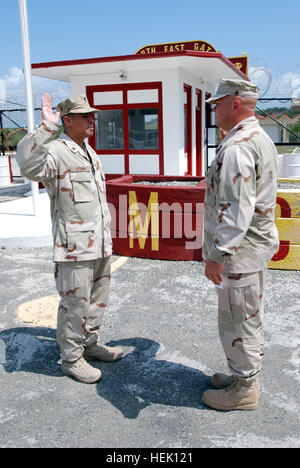 Petty Officer 1. Classe Armando Sedano, un membro della Joint Task Force Guantanamo, reenlists per il servizio nella marina militare al di fuori del Nord Est porta a U.S. Stazione navale di Guantánamo Bay, Aprile 30, 2008. Il North East Gate è la base della terra solo ingresso in Cuba. JTF Guantanamo conduce al sicuro e di assistenza umana e la custodia dei detenuti combattenti ostili. La JTF conduce operazioni di interrogazione per raccogliere intelligence strategica a sostegno della guerra globale al terrorismo e sostiene l'applicazione della legge e i crimini di guerra di indagini. JTF Guantanamo si è impegnato per la sicurezza e la sicurezza del servizio americano di me Foto Stock