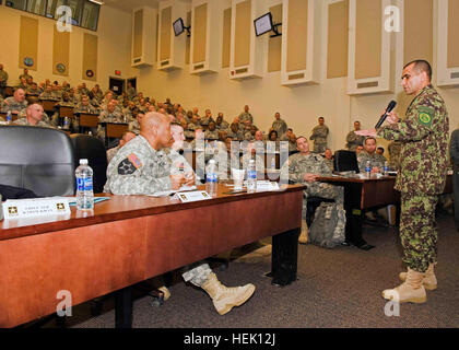 Afghanistan Sgt. Il Mag. dell'esercito Safi Roshan dà un discorso sulla situazione in Afghanistan per i militari e il personale del Camp Atterbury manovra comune centro di formazione in Indiana centrale Marzo 10. Roshan hanno visitato la struttura con polizia afgana Chief Non-Commissioned Officer Khan Karim per aggiornare le forze USA gruppo circa la situazione in Afghanistan. Camp Atterbury ha addestrato migliaia di mobilitazione di soldati la distribuzione in Afghanistan nel corso degli ultimi anni. Top esercito afghano sergente, capo di polizia visita Atterbury Camp, ind. 259067 Foto Stock