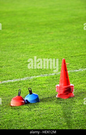 Allenamento per il calcio coni artificiale sul tappeto erboso verde Foto Stock