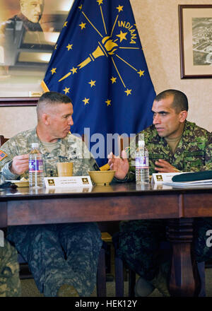 Prima Divisione dell esercito est comandante il Mag. Gen. Mick Bednarek colloqui con l'Afghanistan Sgt. Il Mag. dell'esercito Safi Roshan su esercito chow presso la sala facility del Camp Atterbury manovra comune centro di formazione in Indiana centrale Marzo 10. Roshan hanno visitato la struttura con polizia afgana Chief Non-Commissioned Officer Khan Karim per aggiornare le forze degli Stati Uniti circa la situazione in Afghanistan. Top esercito afghano sergente, capo di polizia visita Atterbury Camp, ind. 259072 Foto Stock