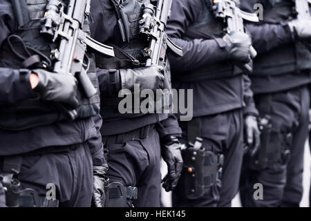 Soldato mano nel guanto nero azienda macchina automatica pistola durante una parata militare Foto Stock
