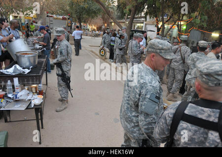 In questa immagine rilasciata dal Texas Army National Guard, spettatori godere della festa durante la 72a brigata di fanteria combattere Team Texas Independence Day celebrazione e peperoncino Cook-Off su Camp la prosperità, Baghdad, Marzo 13. Il Camp la prosperità Texas Independance giorno Chili Cook-Off 259906 Foto Stock