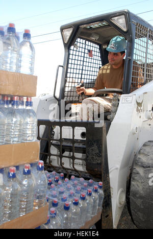 GUANTANAMO Bay a Cuba- Sottufficiali di terza classe Julio Mejia pallet carichi di acqua su un carrello elevatore a forche fuori della Joint Task Force Guantanamo magazzino. L'acqua mantiene JTF Troopers idratato nel caldo ambiente tropicale. JTF Guantanamo conduce al sicuro e di assistenza umana e la custodia dei detenuti combattenti ostili. La JTF conduce operazioni di interrogazione per raccogliere intelligence strategica a sostegno della guerra globale al terrorismo e sostiene l'applicazione della legge e i crimini di guerra di indagini. JTF Guantanamo si è impegnato per la sicurezza e la sicurezza del servizio americano di membri e i civili che lavorano all'interno delle sue d Foto Stock