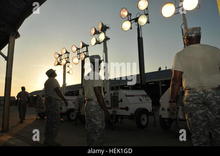 GUANTANAMO Bay a Cuba - i soldati con Virgin Islands National Guard 786th combattere il supporto e il Battaglione di supporto distribuiti alla Joint Task Force Guantanamo il test e ispezione portatile unità di illuminazione in preparazione per un prossimo meteo distruttiva esercizio, Marzo 25, 2010. Isole Vergini esercito nazionale Guard è qui su un yearlong deployment come JTF Guantanamo presso la sede dell'azienda. JTF Guantanamo conduce al sicuro, umano, legale e trasparente di cura e custodia dei detenuti, compresi quelli condannati dalla commissione militare e quelli ordinati rilasciato da un tribunale. La JTF conduce intelligence colle Foto Stock